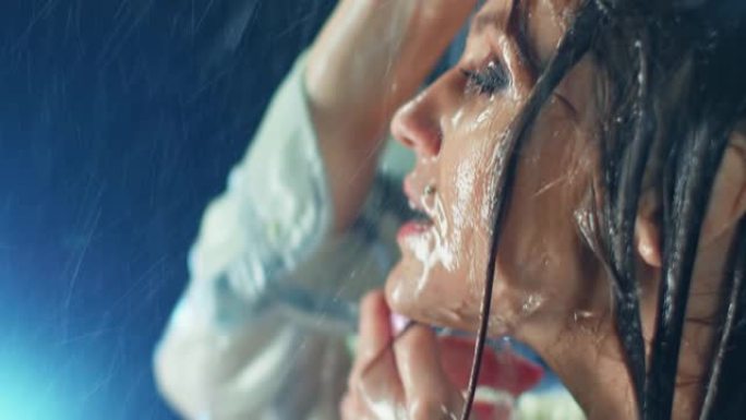 特写脸性感的女性，妆容明亮，在雨中摆姿势。在红色乌鸦4k电影摄像机上拍摄
