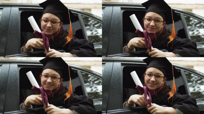 十几岁的女孩穿着毕业礼服，戴着汽车文凭