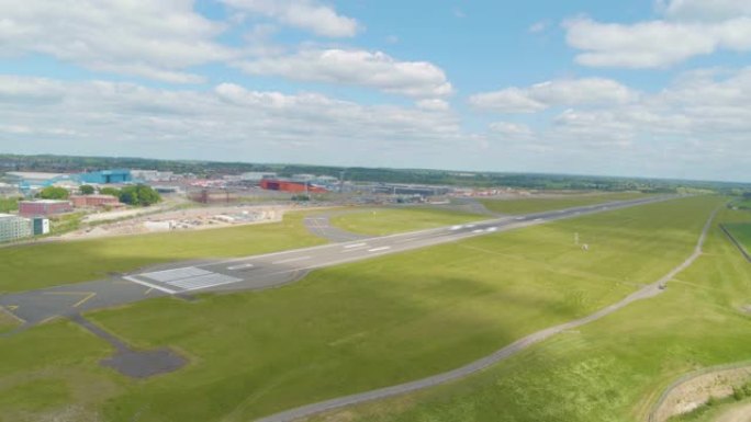 卢顿机场的鸟瞰图在背景中显示跑道和航站楼。