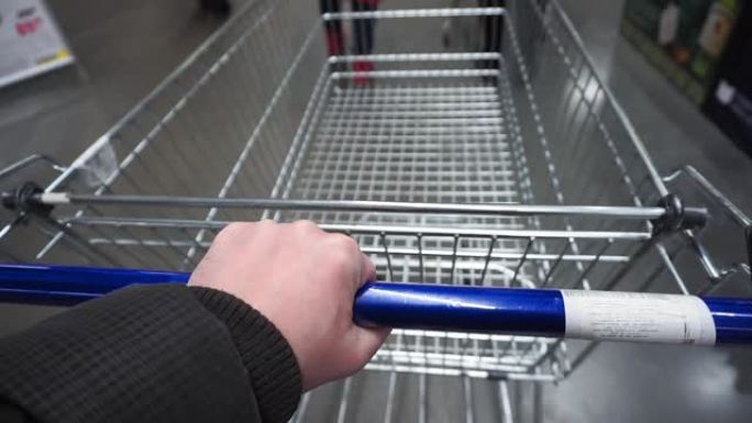 大卖场中的客户滚动购物车pov视频
