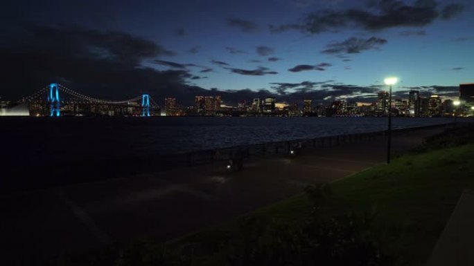 彩虹桥的黄昏景色，由蓝色/自行车照明