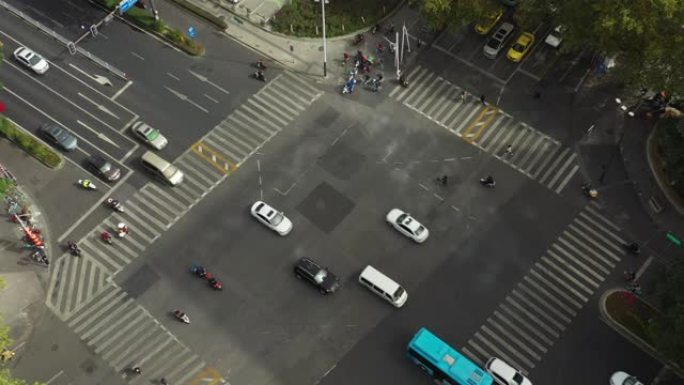 晴天飞行飞越南京市市区交通街十字路口空中俯冲全景4k中国