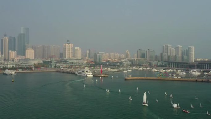 阳光明媚的夜晚青岛市著名奥运帆船交通湾码头空中全景4k中国