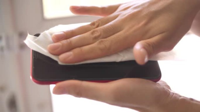 使用消毒湿巾清洁手机保护病毒