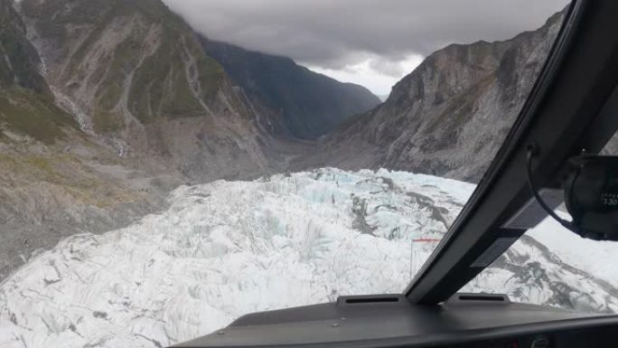 直升机驾驶舱内部的鸟瞰图，冰川上空有仪器。