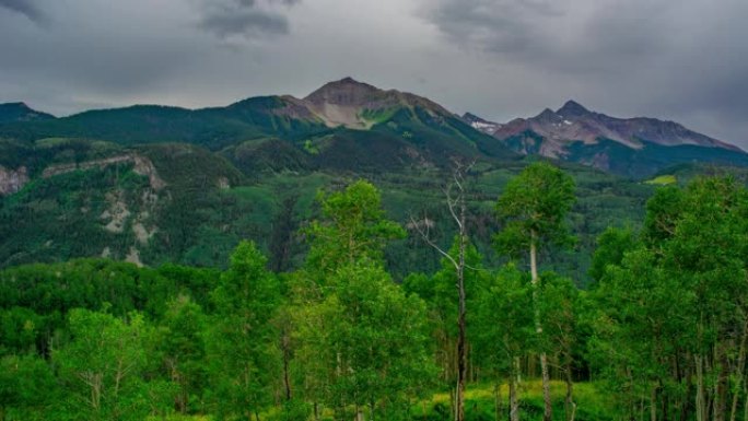 阿斯彭格罗夫 (Aspen Grove) 在日出山 (Sunrise Mountain) 上的十四个