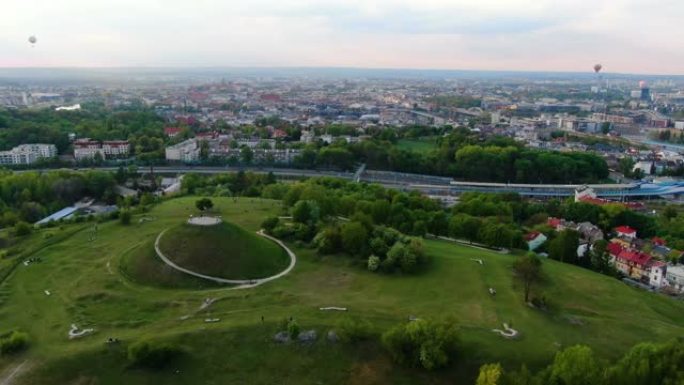 克拉库斯土墩 (Kopiec Kraka) 和克拉科夫、波兰、波尔斯卡的空中全景