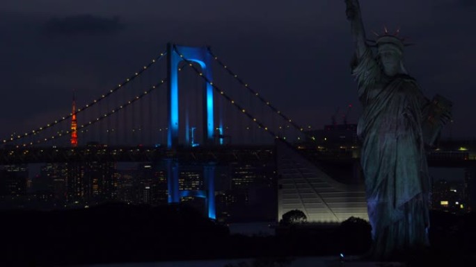 彩虹桥的夜景，由蓝色照亮/对医务人员的支持和感激