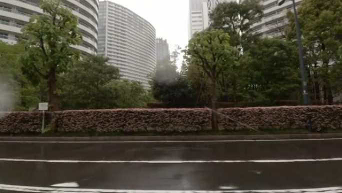 汽车/城市/暴雨的侧视图