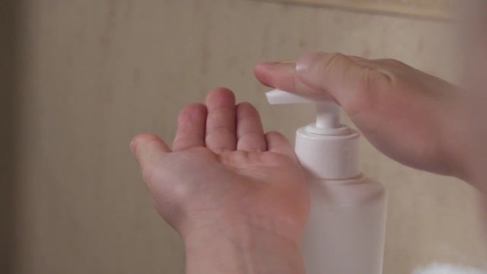 预防冠状病毒新型冠状病毒肺炎。洗手。孩子用流水和肥皂洗手。