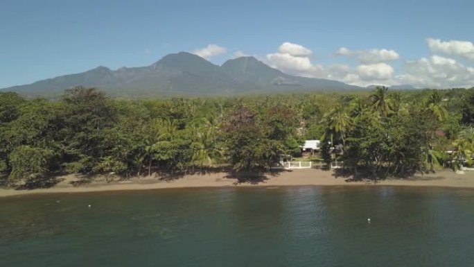 在明媚的夏日，风景优美的热带景观海洋，绿色植物和山脉。