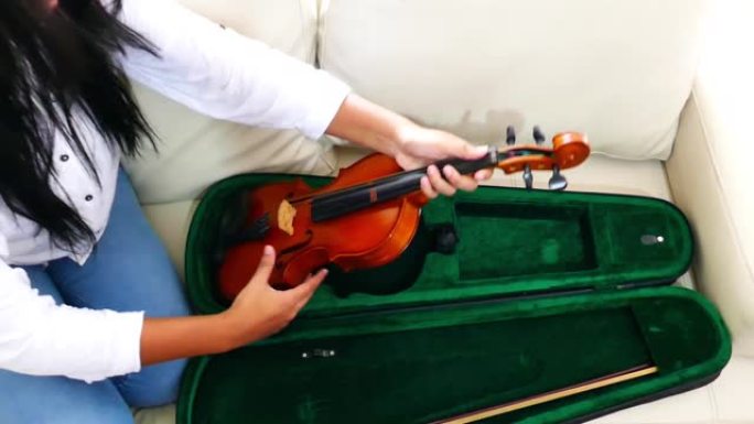 一个握着小提琴的漂亮少年; 特写