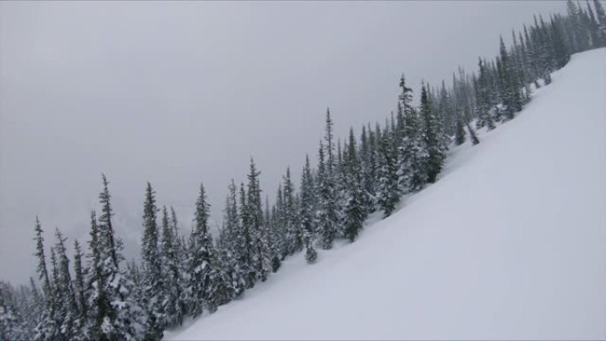 冬季暴风雨中徒步穿越雪山的人的戏剧性飞行