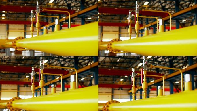 气体压缩站中闪亮的黄色管道关闭视图