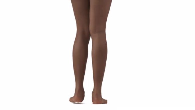 苗条的非洲女人掉队了。健康女性腿隔离在白色背景上的特写