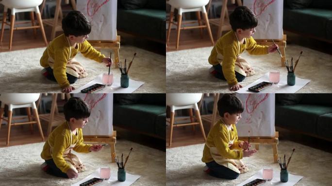 快乐的小宝贝艺术家在家用彩色颜料画画