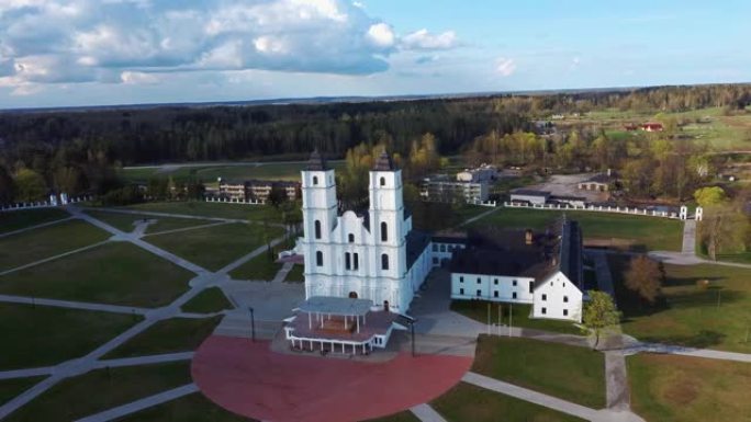 鸟瞰图拉脱维亚雄伟的阿格洛纳大教堂。白色沙托利奇教堂。