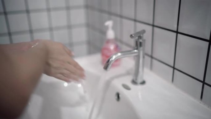 女人在厕所洗手，在家洗手间
