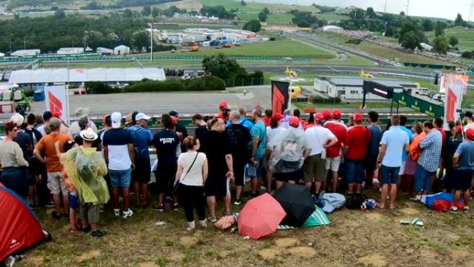 一些身份不明的支持者在匈牙利赛道观看f1匈牙利大奖赛的训练