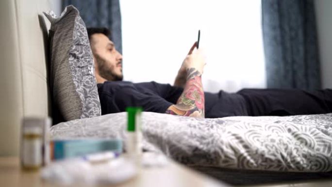 穿黑衬衫的男人躺在床上用手机看新闻