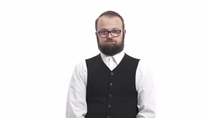 一个男人屏住呼吸的特写演示视频。孤立，在白色背景上