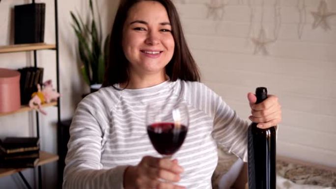 醉酒的孕妇在家中将葡萄酒从瓶子倒入玻璃杯中，特写镜头。