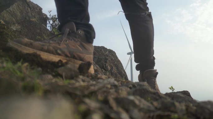 登山户外徒步脚步特写  风电脚步
