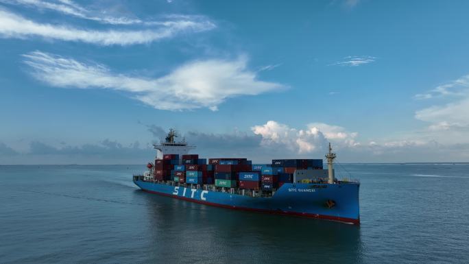 贸易空境远洋货轮集装箱货轮引航船货轮停靠