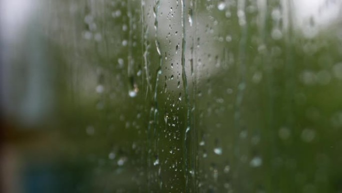 雨滴从玻璃上流下