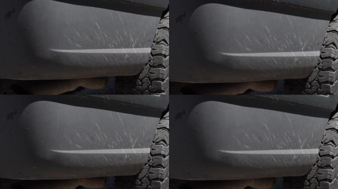 夏季需要洗车的灰色4x4运动型多功能车侧面溅起的泥土手持镜头