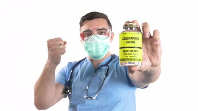 年轻的男性医生，听诊器拿着冠状病毒的疫苗瓶，在白色背景上显示竖起大拇指的标志，慢动作
