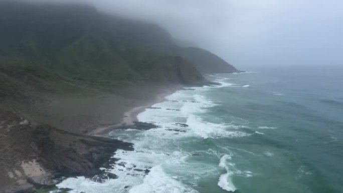 在阿曼苏丹国萨拉拉 (Salalah) 的秋天，海浪和岩石中，无人机的惊人镜头