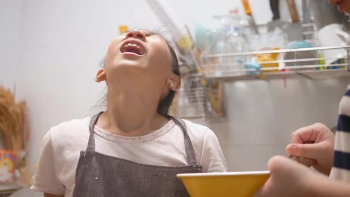 亚洲女孩在家准备食物时打喷嚏。