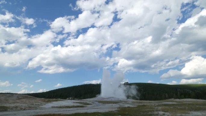 黄石国家公园最受欢迎的景点老忠实间歇泉在喷发时释放蒸汽和水。