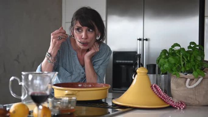 女人独自在家做饭吃东西视频素材外国人