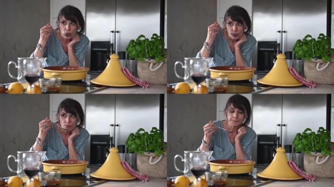 女人独自在家做饭吃东西视频素材外国人