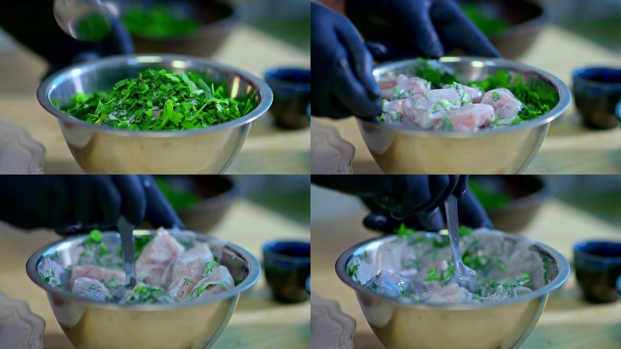 将盐倒在蔬菜上，然后将肉腌制在碗中。用草药烹饪肉的过程。肉块干扰碗中。特写。