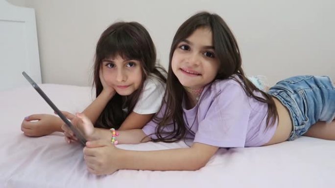 在他们自己的小世界里