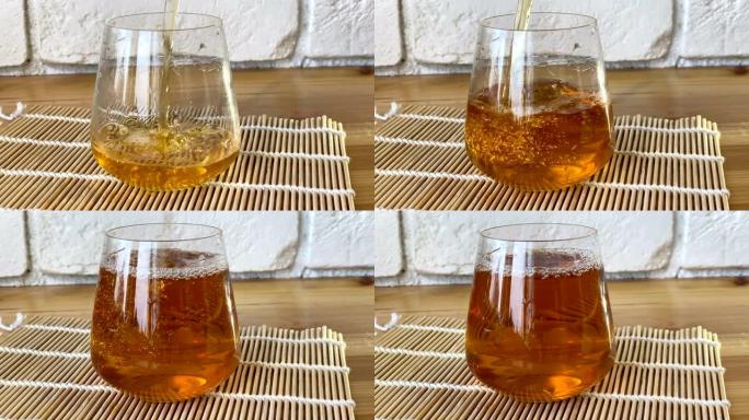 透明玻璃杯中的美味鲜榨苹果汁