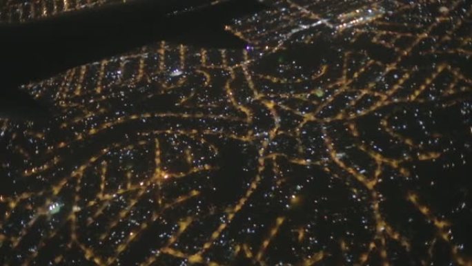 夜间航空从飞机侧翼城市灯光框的飞机窗户俯视里约热内卢巴西拉丁美洲的街道