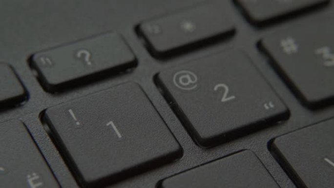 手指按下键盘上带有数字的按钮