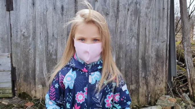 戴着医用呼吸面罩的小女孩