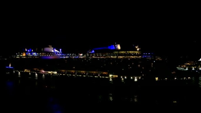 夜间在圣胡安港的游轮。