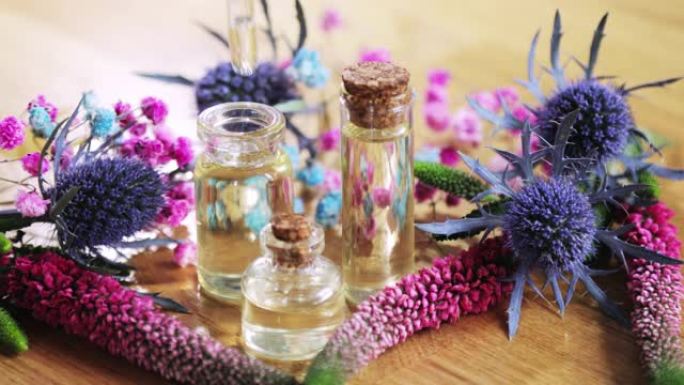 调香师创造新的芳香液体香水从小瓶中提取精油。