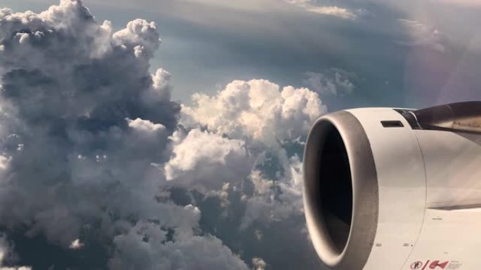 飞越云层高空视角云层飞机引擎
