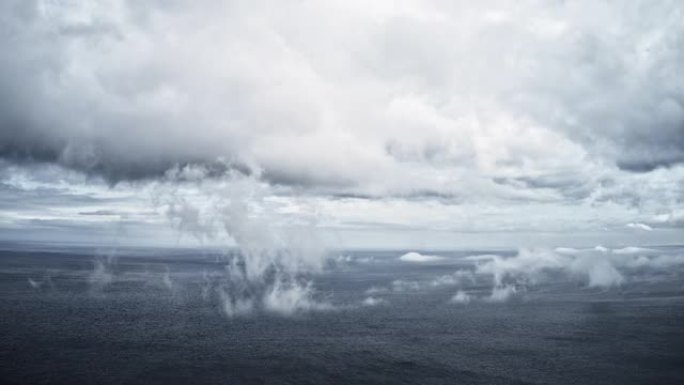 深海和天空中的雾的延时航拍视频