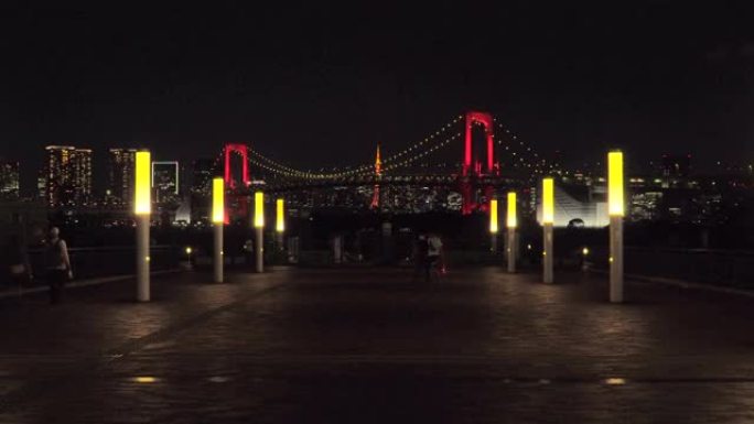 彩虹桥的夜景，由红色/东京警报照亮
