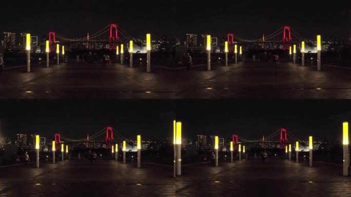彩虹桥的夜景，由红色/东京警报照亮
