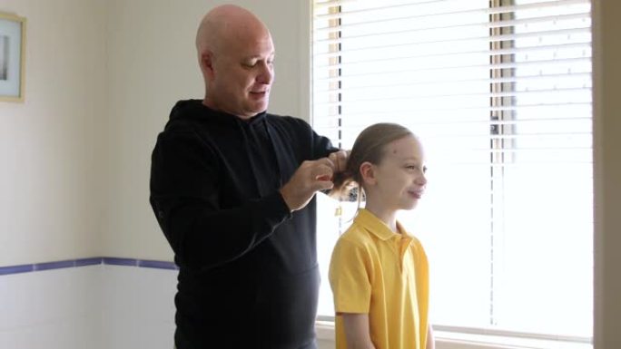 爸爸刷女儿的头发