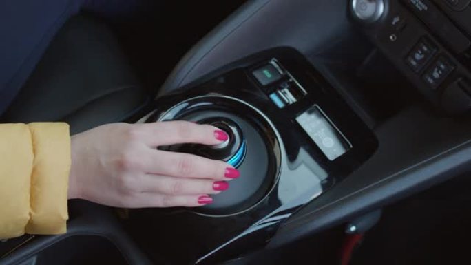 按下驻车制动按钮。电动汽车停车换挡器。停车按钮。车内驾驶员按下自动停车按钮。智能技术